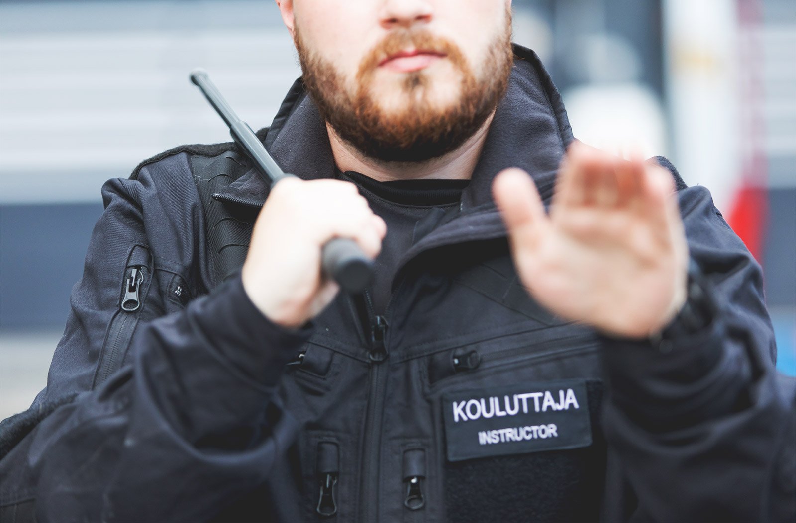 Vartijan ja järjestyksenvalvojan voimankäyttövälineiden kertauskoulutus by Turvallisuuskoulutukset.fi