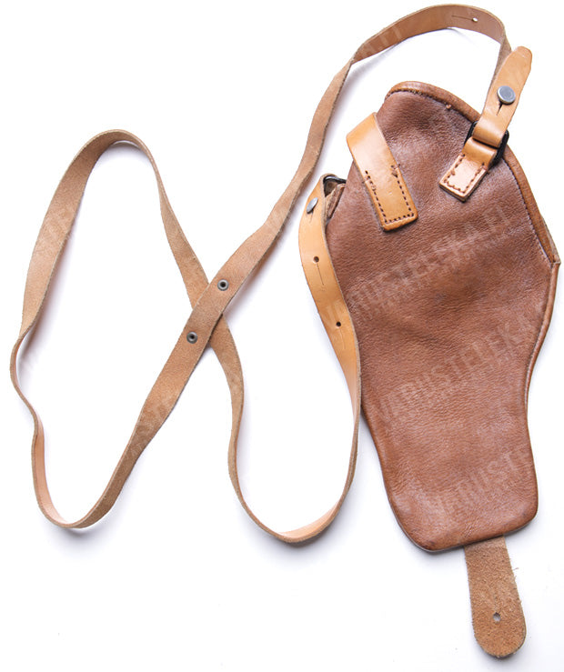 The color of the leather can vary to some extent.