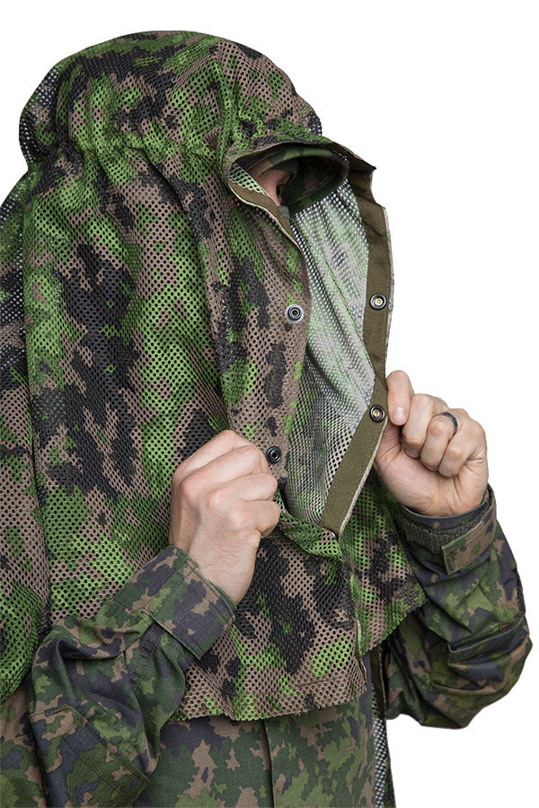 The collar is formed by closign a row of press studs.