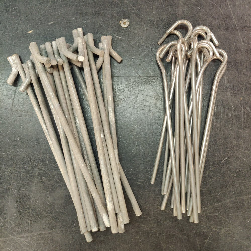 The stakes may be either type: the stronger ones on the left or the lighter ones on the right; which weigh 25 grams (0.88 oz) a piece.