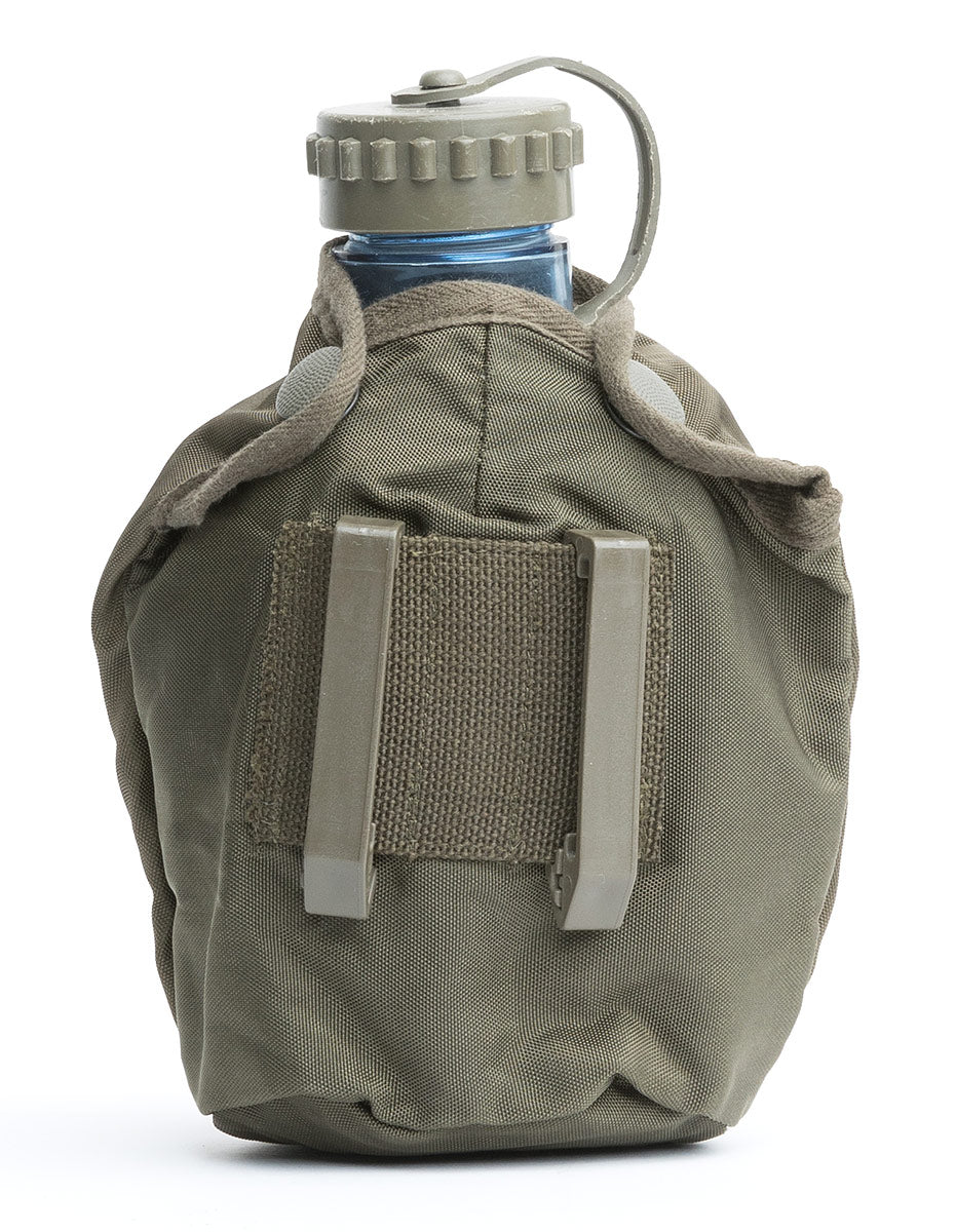 ALICE style attacment clips on the back for pairing the bottle with the belt / gear of your choice.