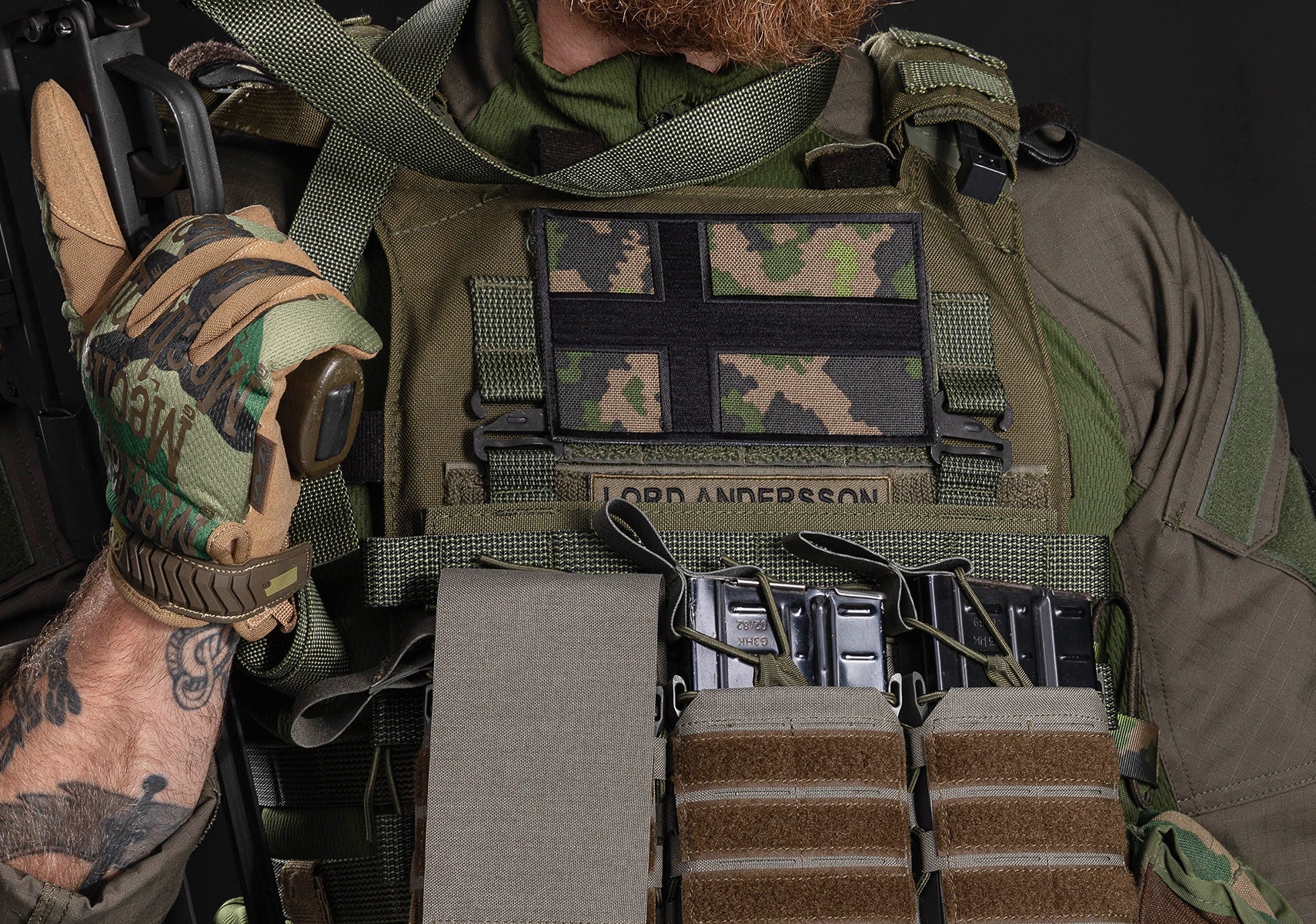 Varusteleka Suomen lippumerkki, 154 x 94 mm, M05 metsäkuvio