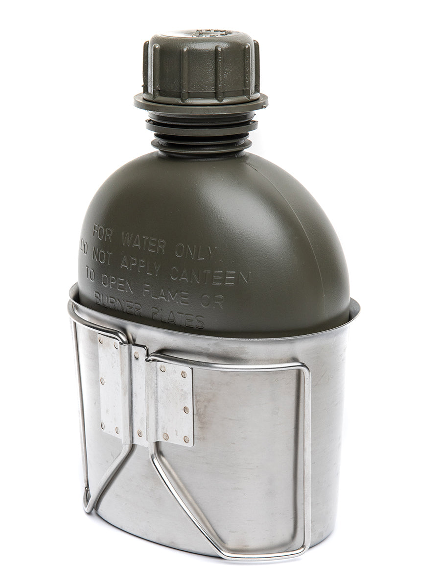The 1 qt US model canteen fits in this. Sold separately.