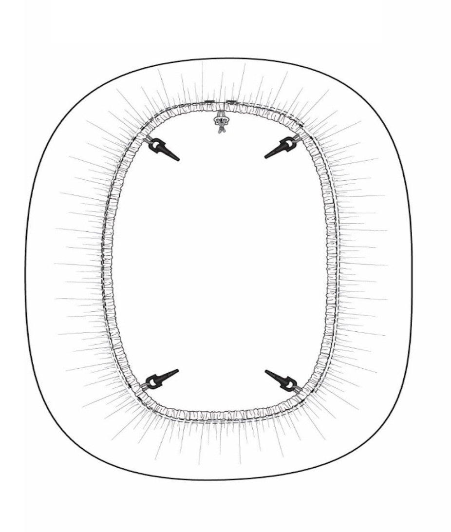 Small and Medium sizes have 4 snaphooks and an adjustable shock cord.