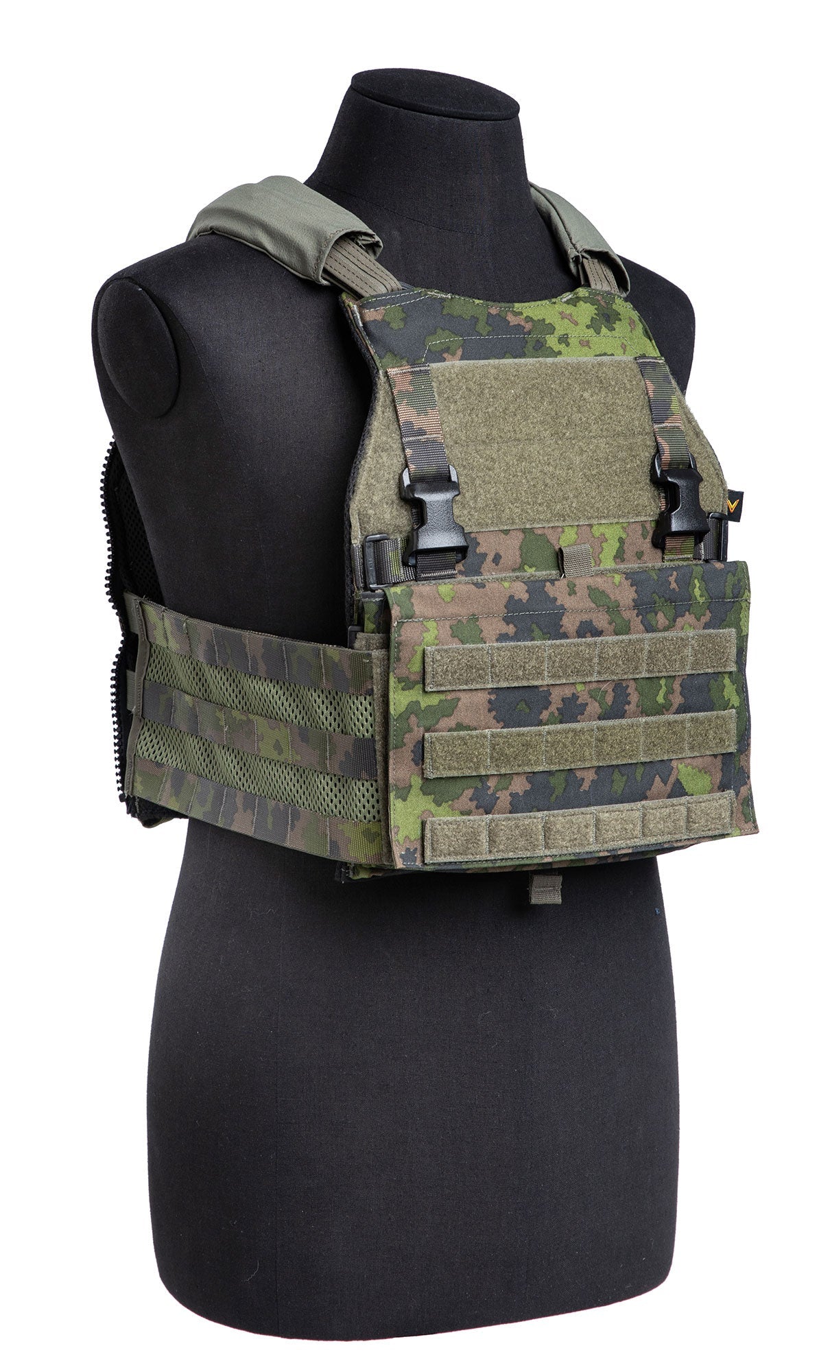 Plate carrier diagonally from the front on a torso.