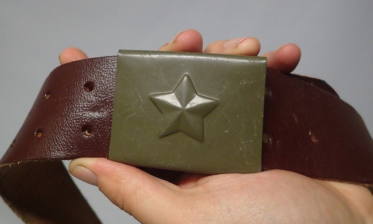 Metal buckle; sometimes with a subdued star emblem; sometimes the buckle is just plain.
