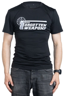 Model height 181 cm; chest circumference 96 cm; waist circumference 88 cm. Wearing size Medium Regular.