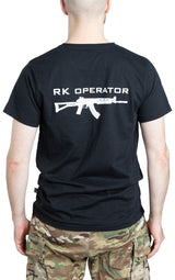 Wzrost modela 182 cm; obwód klatki piersiowej 95 cm. Ma na sobie rozmiar Large.