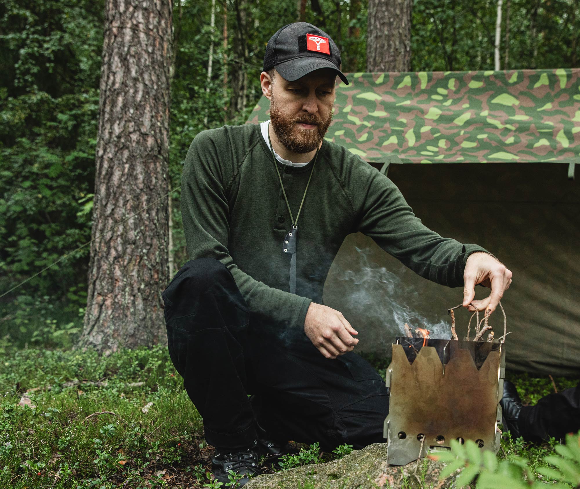 The model's chest circumference is 95 cm; waist 88 cm and height 182 cm. Wearing size Medium Regular.