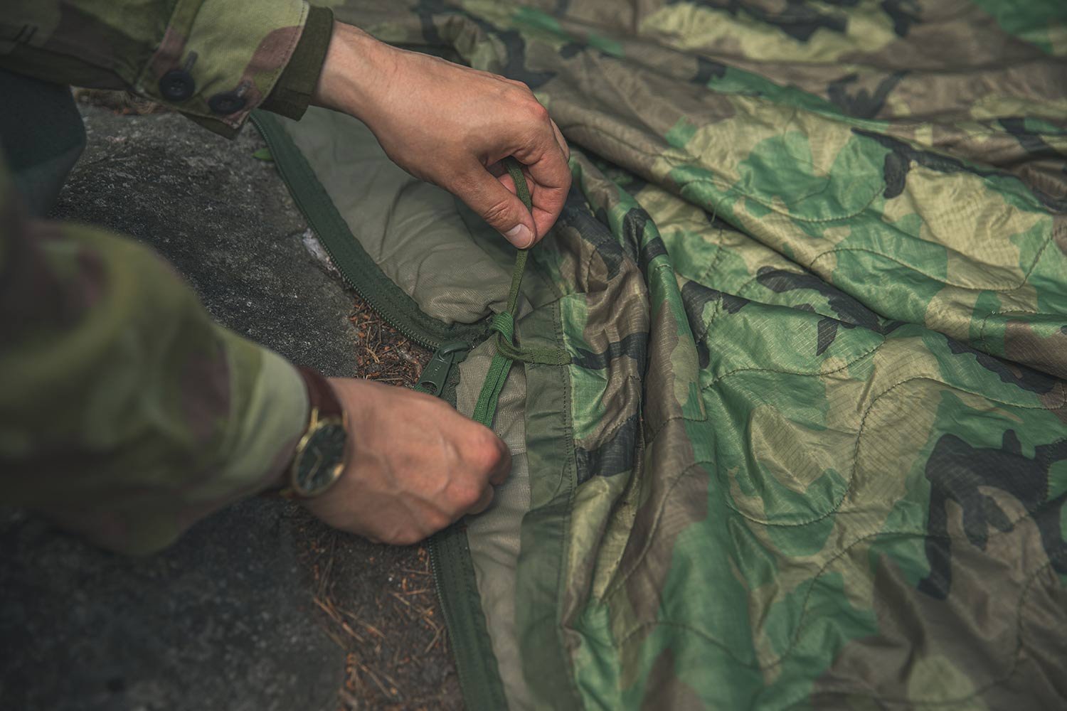 us_woobie_poncho_liner_woodland_surplus-065a92f20145ef.jpg