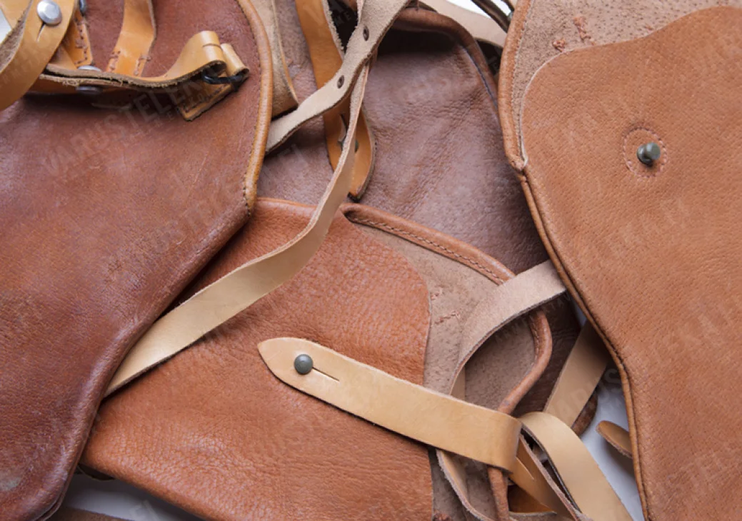 The color of the leather can vary to some extent.