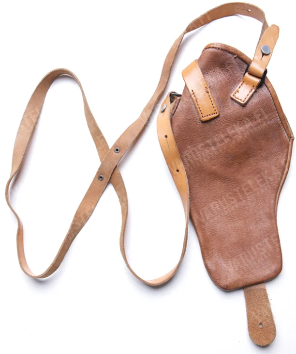 The color of the leather can vary to some extent.