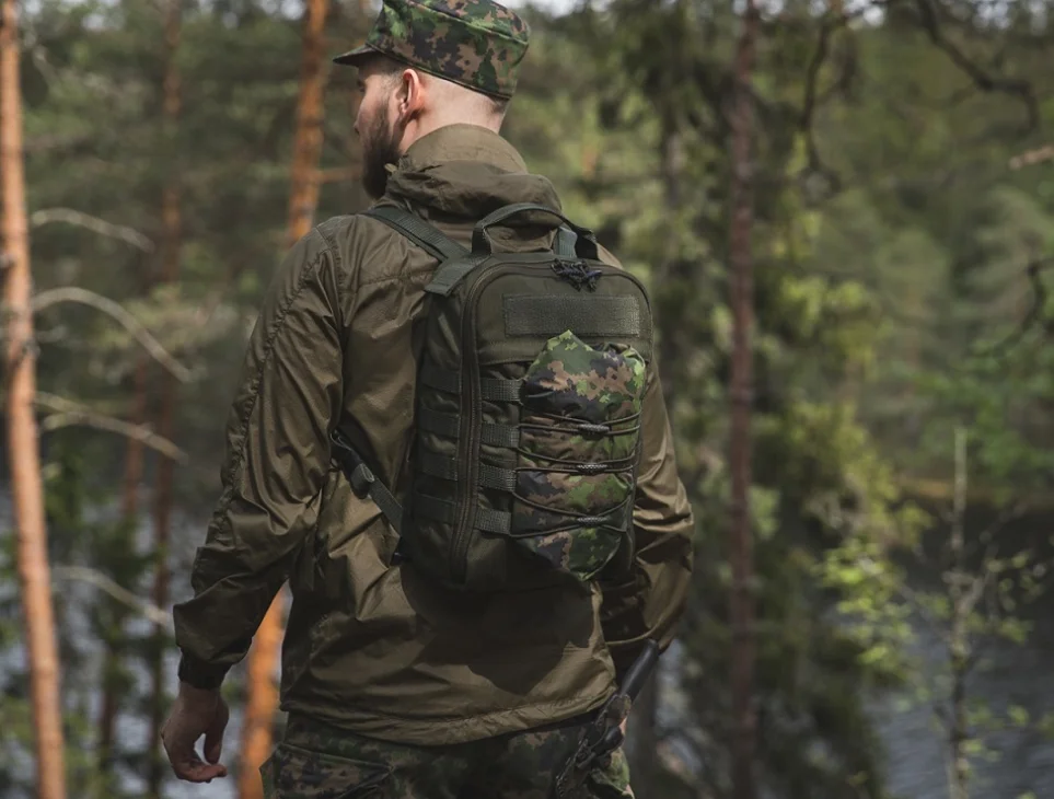 Kuminyöristä, ITW Tactical Toggleista ja nyörilukosta tehty yksinkertainen sitomasysteemi.