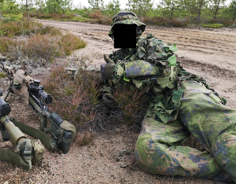 Kokoa suuremman hatun saa puettua matalaprofiilisten aktiivikuulonsuojainten, kuten esim. Peltor Comtacsin, päälle