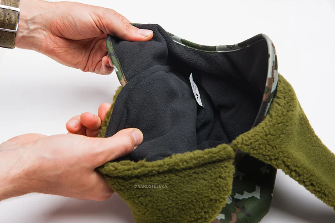 The interior lining is comfortable and warm fleece.