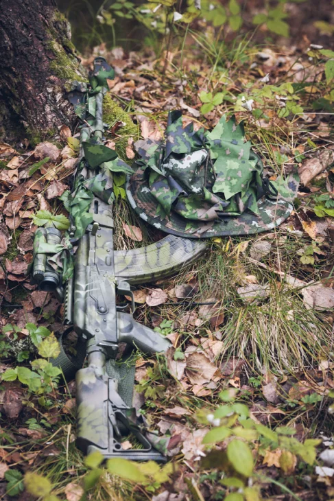 Action Camo -kankaasta saa leikattua tosi ovelan toimivia "naamiorönsyjä".