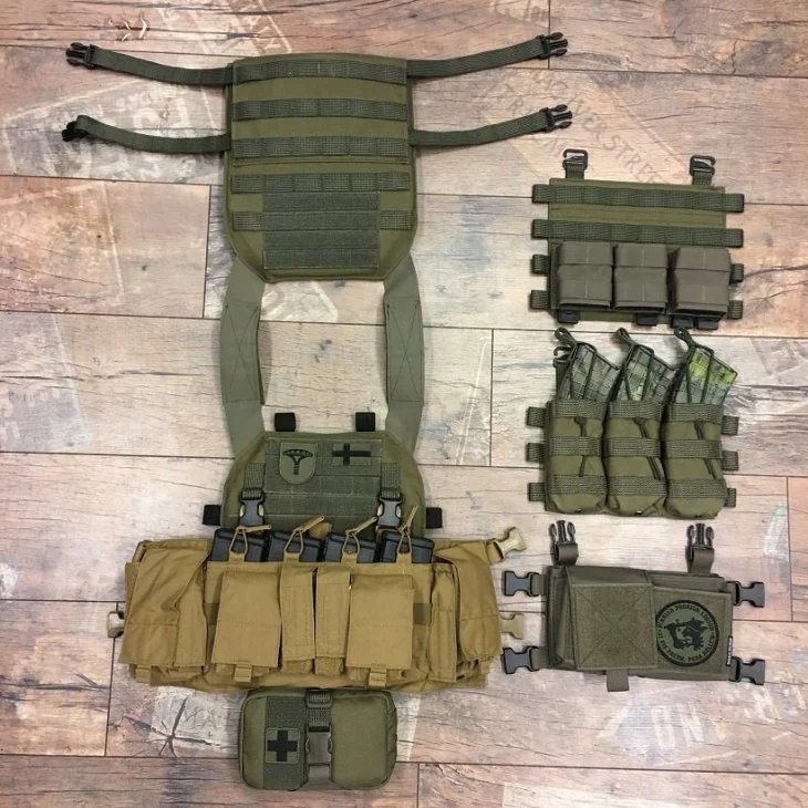 The PC18 is compatible with numerous "swiftclip" chest rigs and placards.