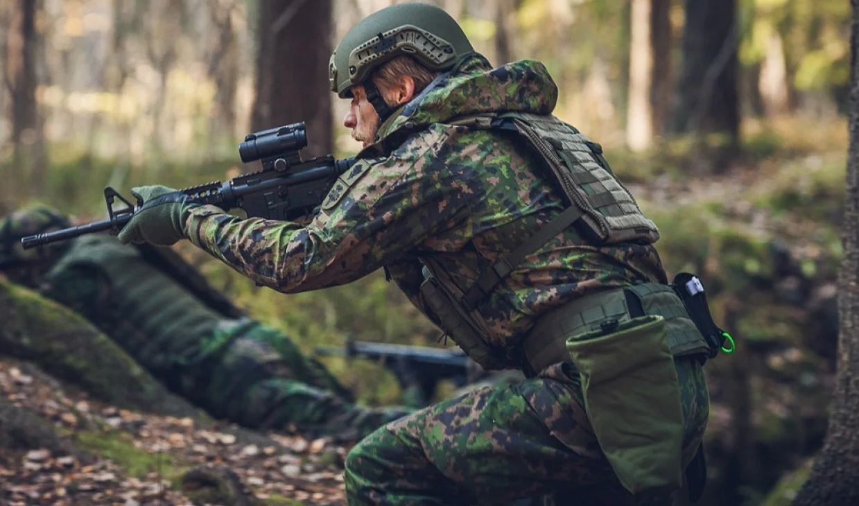 Kuvassa vanha vihreä tasku. Nykyinen Ranger Green on harmahtavampi.