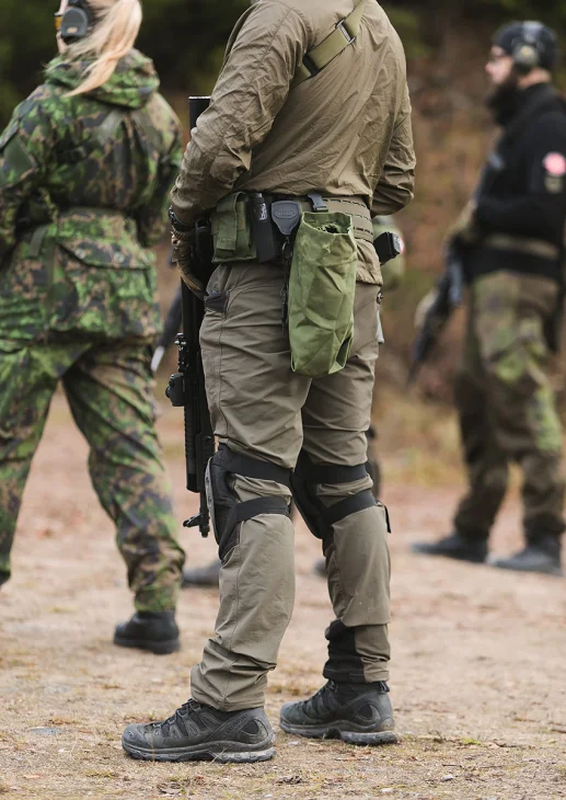 Kuvassa vanha vihreä tasku. Nykyinen Ranger Green on harmahtavampi.