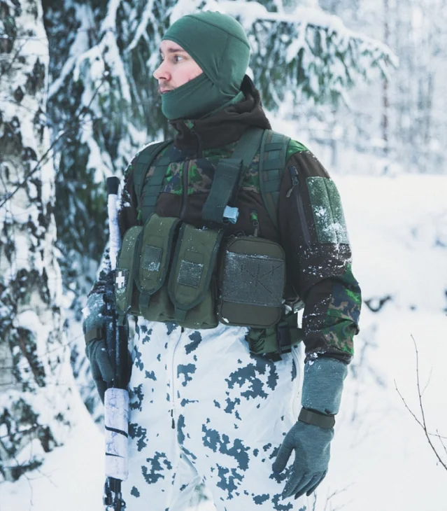 Kuvassa vanha vihreä tasku. Nykyinen Ranger Green on harmahtavampi.