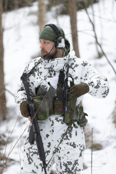 Kuvassa vanha vihreä tasku. Nykyinen Ranger Green on harmahtavampi.