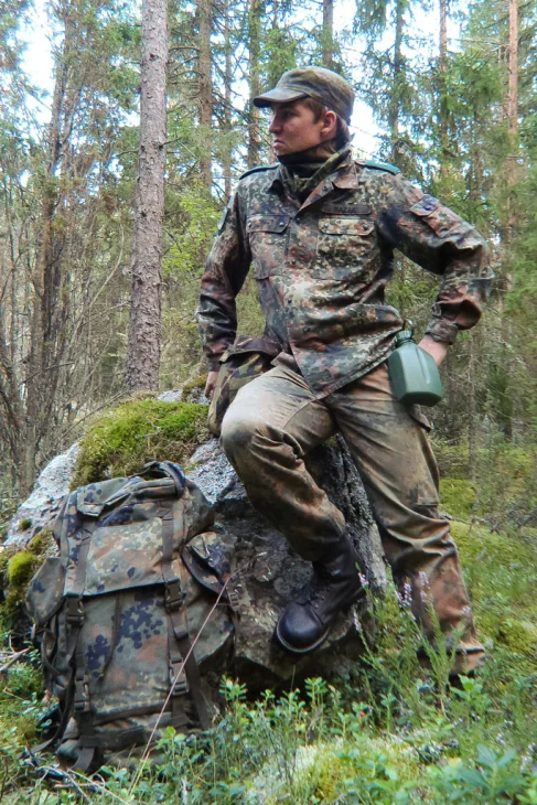 Lekalooks 2013, Akseli. "Metsään lähtiessä tykkään vähän sulautua maastoon, ja BW:n kevyet maastokamppeet on sitäpaitsi hyvät päällä. T-paidaksi muokattu kenttätakki pitkähihaisen alla on mukava jopa yksinään, varsinkin kun kelit muuttuvat oikein kuumiksi. Huivi onkin tehty ylimääräisistä hihoista ja on näin sävy sävyä takin ja housujen kanssa. Sivuhuomiona vielä että kangas tuntuu kestävän käytännössä mitä tahansa, ja toimii hyvin myös työkäytössä!"