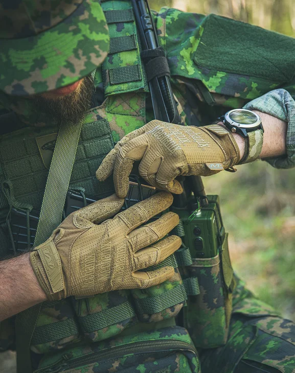 Ohut materiaali, fiksusti nivelletyt sormet  ja tyköistuva leikkaus tekevät näistä erittäin sorminäppärät hanskat.