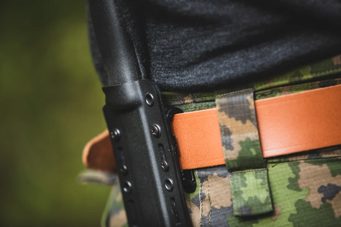 The belt clips have room for belts up to 4.5 cm. The base of the clip has a raised edge that prevents the clip from coming off the belt when you pull your knife/ flashlight from the sheath or gun from the holster.