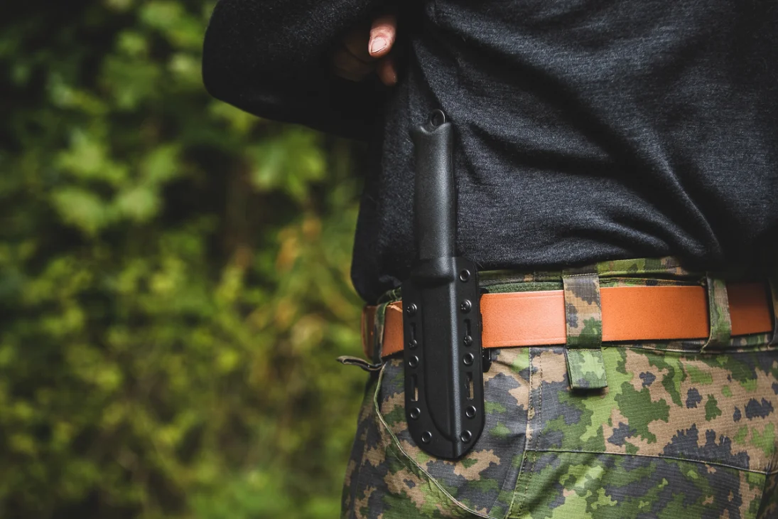 The belt clips have room for belts up to 4.5 cm. The base of the clip has a raised edge that prevents the clip from coming off the belt when you pull your knife/ flashlight from the sheath or gun from the holster.