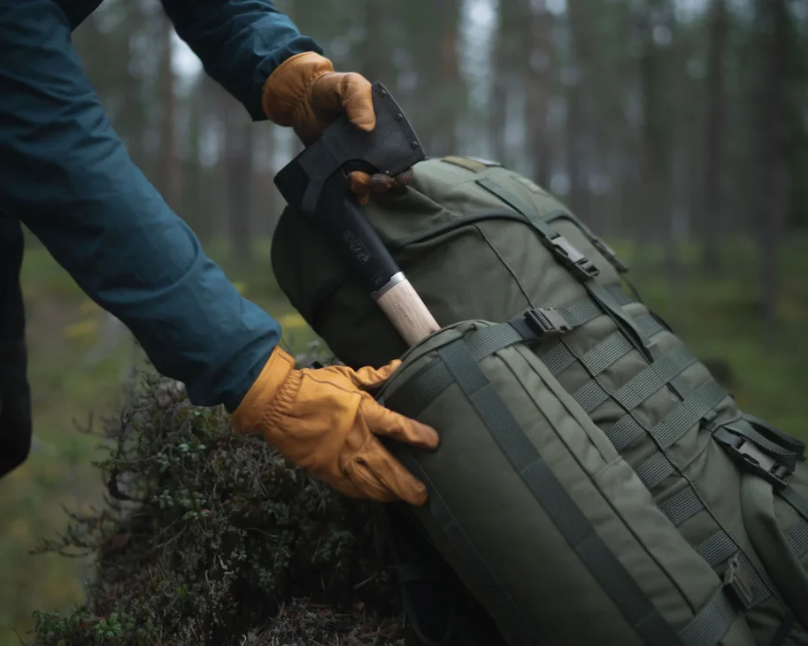 Taskut kiinni Savotta Jääkäri XL rinkassa.