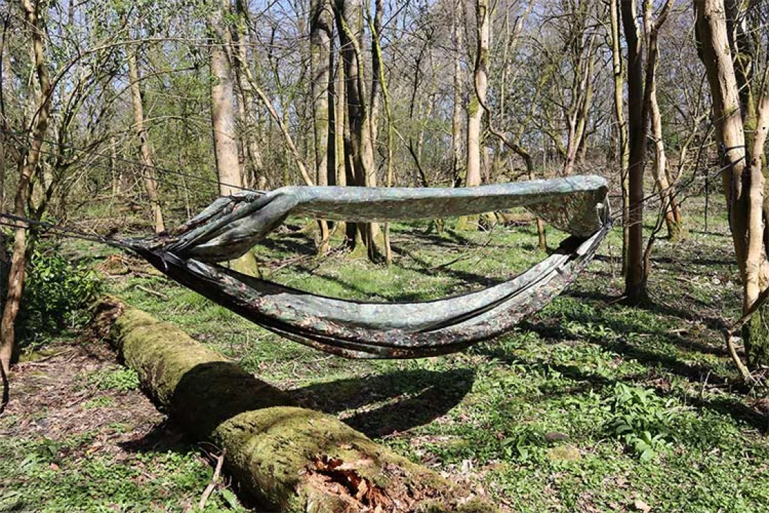 o lie in the open air, just roll up the top shield and suspend it on the spreader poles above, or just remove the spreader poles and flip the hammock over!