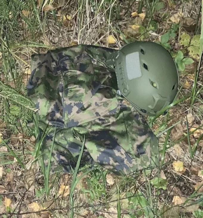 Maston Olive Greenillä maalattu kypärä, salamavalo, alla M05 RES housut. Kypärän foliage green velcroa ei maalattu