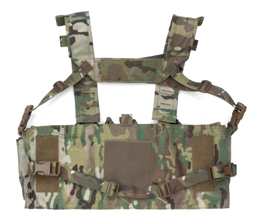 Takana velcroalue parempaan plate carrier -kiinnitykseen.