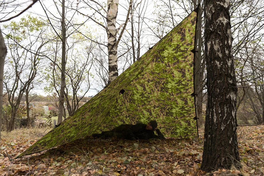 290 x 290 cm pystytettynä kulmastaan puuhun loue-henkisesti.