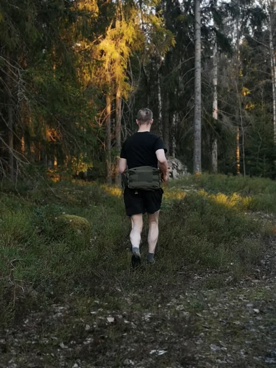 Mukava pikkurepun vaihtoehto polkujuoksuille ja suunnistamiseen. Kuvassa prototyyppi, jonka kyljessä kiristyssidetasku ja laidoilla naarassoljet reppuun kiinnittämistä varten.