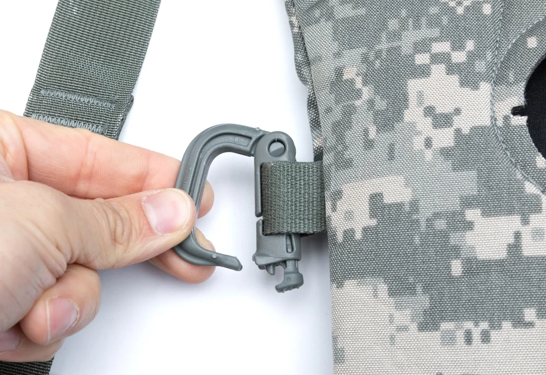 The four plastic detachable ITW Nexus GrimLock carabiners are used to mount the pouch on PALS and LaserCut interfaces of e.g. plate carriers and body armor.