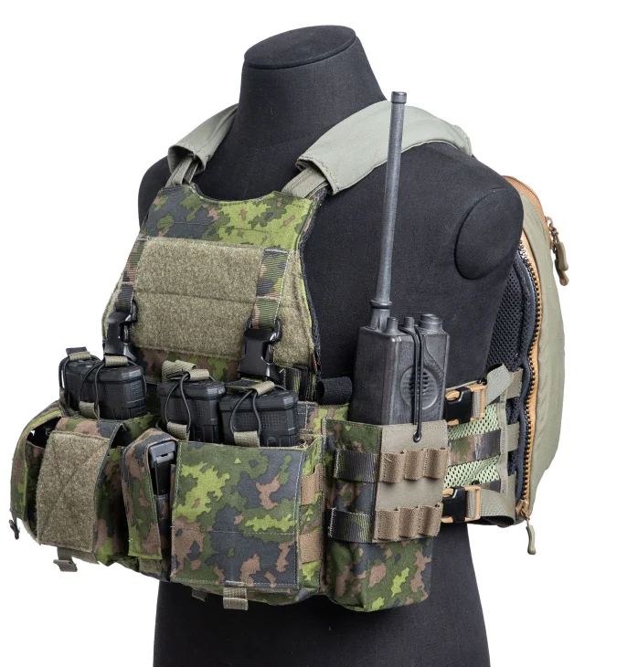 Varusteltu Mayflower Gen VI M05 chest rig kiinnitettynä.