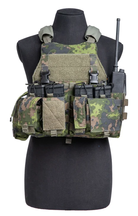 Varusteltu Mayflower Gen VI M05 chest rig kiinnitettynä.