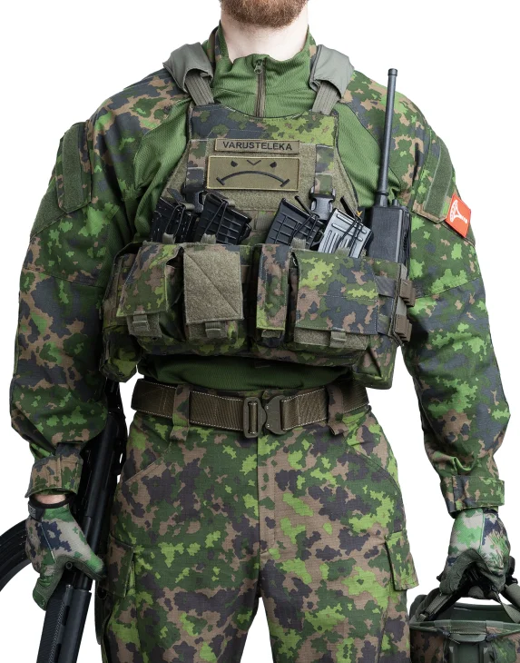 Varusteltu Mayflower Gen VI M05 chest rig kiinnitettynä.