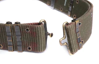 The LC-1 model belt has a simple and strong metal buckle.