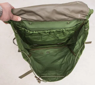 A view inside. The pocket against your back can even take a rectangular hydration bladder!