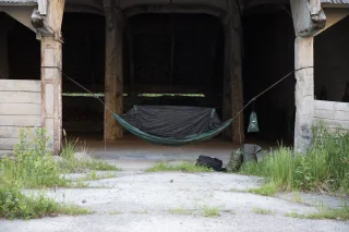 Frontline hammock in urban use. Whoopie Slings, Tree Huggers and Spectre carabiners are sold separately.