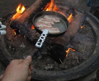 Pro-tip: You can use a stick to cleverly lengthen the Trangia handle, no more burnt fingers when frying on a fire!