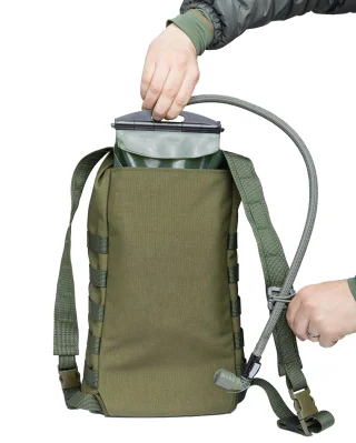 The back compartment can be used for ca. 2 litres of water in a hydration bladder.