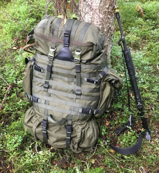 Särmä TST CP10  attached as a daypack lid. The ruck in this photo is an older model with black buckles and a triangular buckle base.