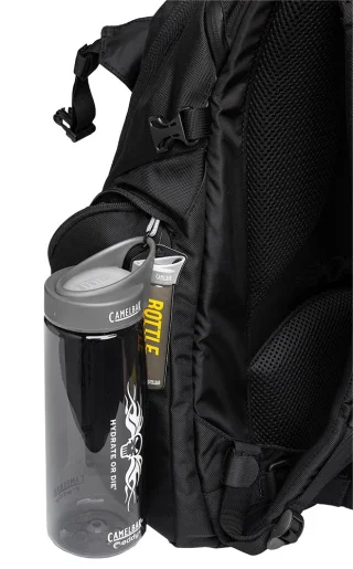 A CamelBak HOD Eddy 0,75 l (25 oz) bottle is included.