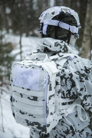 The pack with flat straps is available in M05 Snow Camo.