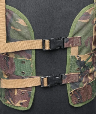 Front adjustment and closing by two side-release buckles.