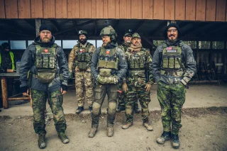 Karl (InRangeTV), Bloke on the Range, Jari, Les (Pegasus Tests), Chap (Bloke on the Range) ja Ian (Forgotten Weapons) Finnish Brutality 2021 -tapahtumassa.