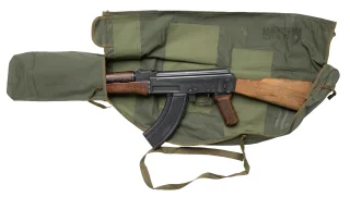 Even though this case makes it possible to transport the AK with the magazine attached, you should detach it beforehand.